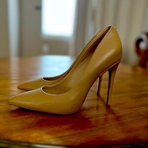Sam Edelman Dana Heels in Beige- size 8 Medium